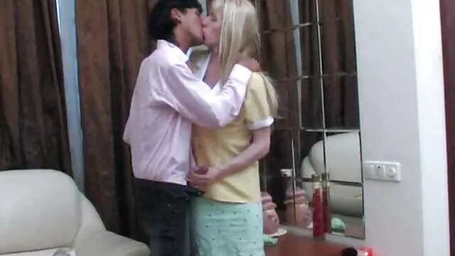 ¡La sesión de estudio de lesbianas de WebYoung se intensifica rápidamente! películas eróticas calientes
