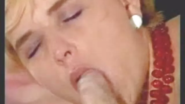 Chica tiene tetas pequeñas baile erotico al desnudo y cintura delgada
