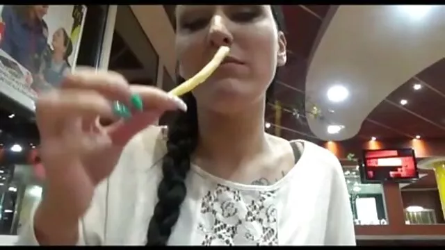 Linda chica adolescente videos eroticos publico con rastas se masturba